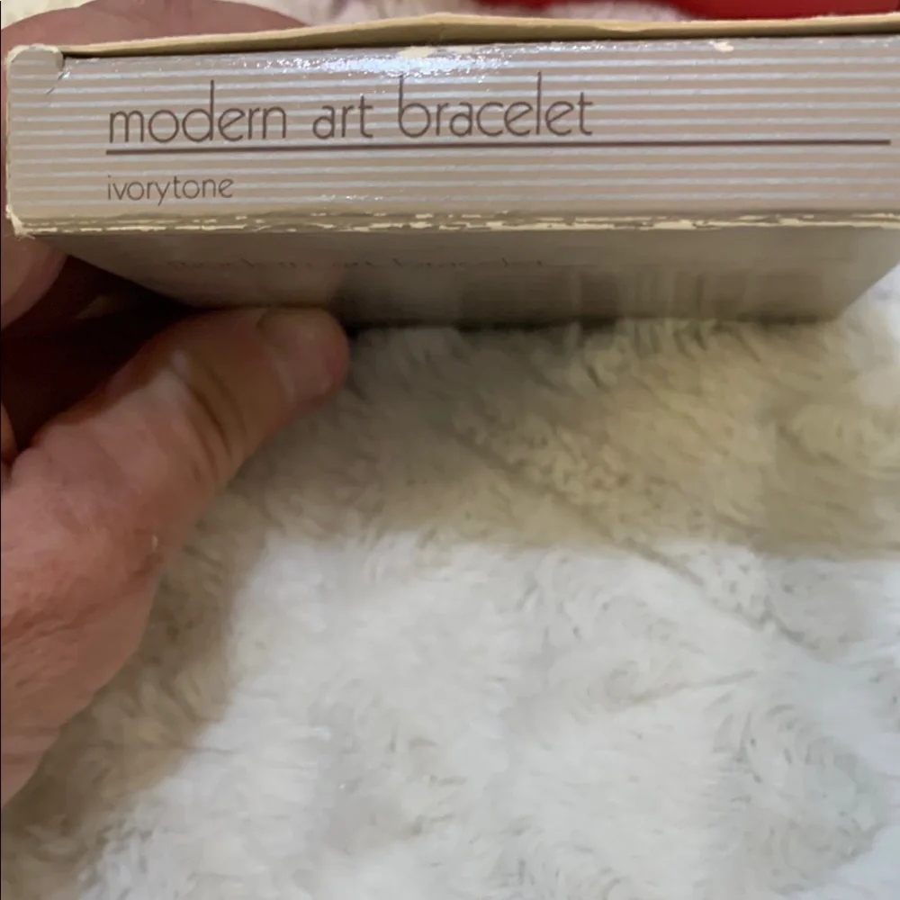 Vintage Avon Ivory “Modern Art Bracelet” in‎ Original Box